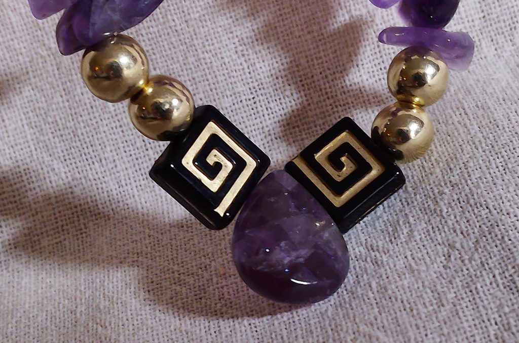 Produktbild, Amethyst-Kette mit Natursteinen & Goldelementen