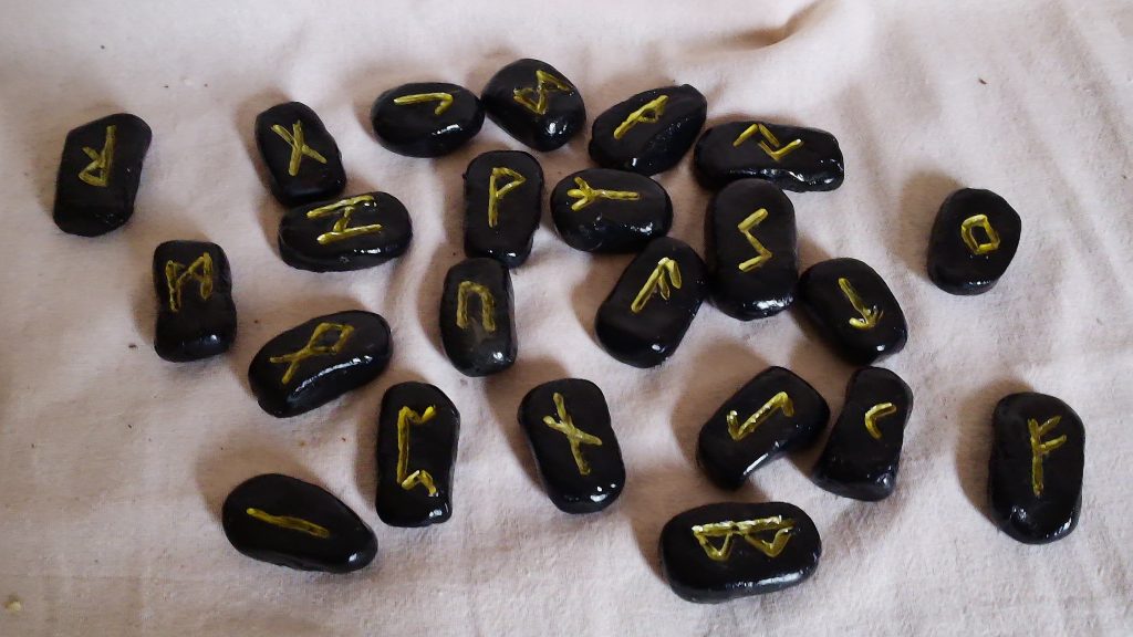 Produktbild. Runen-Set aus luftgetrocknetem Ton - Unikat mit Gold-Gravur & Hochglanz-Lack